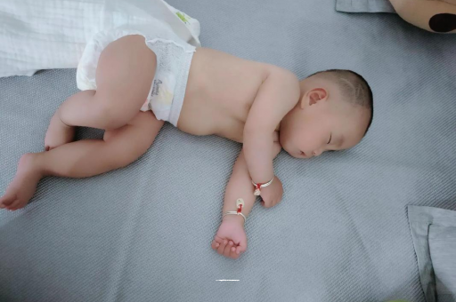 新余三个月宝宝抬头不稳